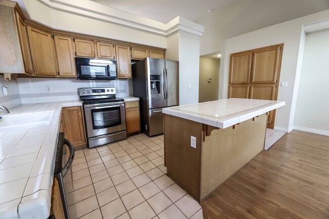 Foto del edificio - SPACIOUS 3-BEDROOM HOME WITH MOUNTAIN AND ...