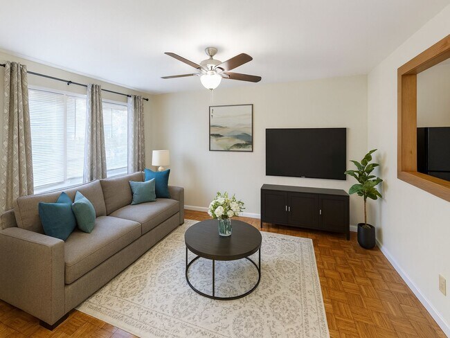 Foto del edificio - Beautiful 3BR 1BA Home w/ 2-Car Garage in Kansas City