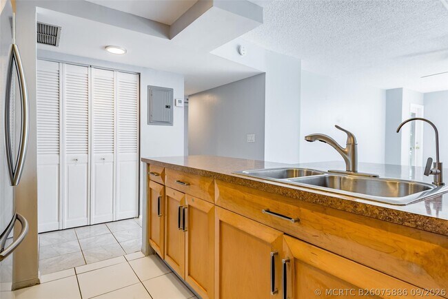 Building Photo - 3900 N Hills Dr