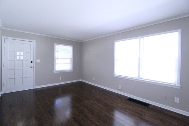 Building Photo - 305 E 78th Terrace
