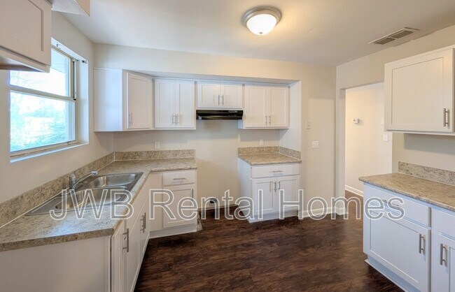 Foto del edificio - 2943 Searchwood Dr