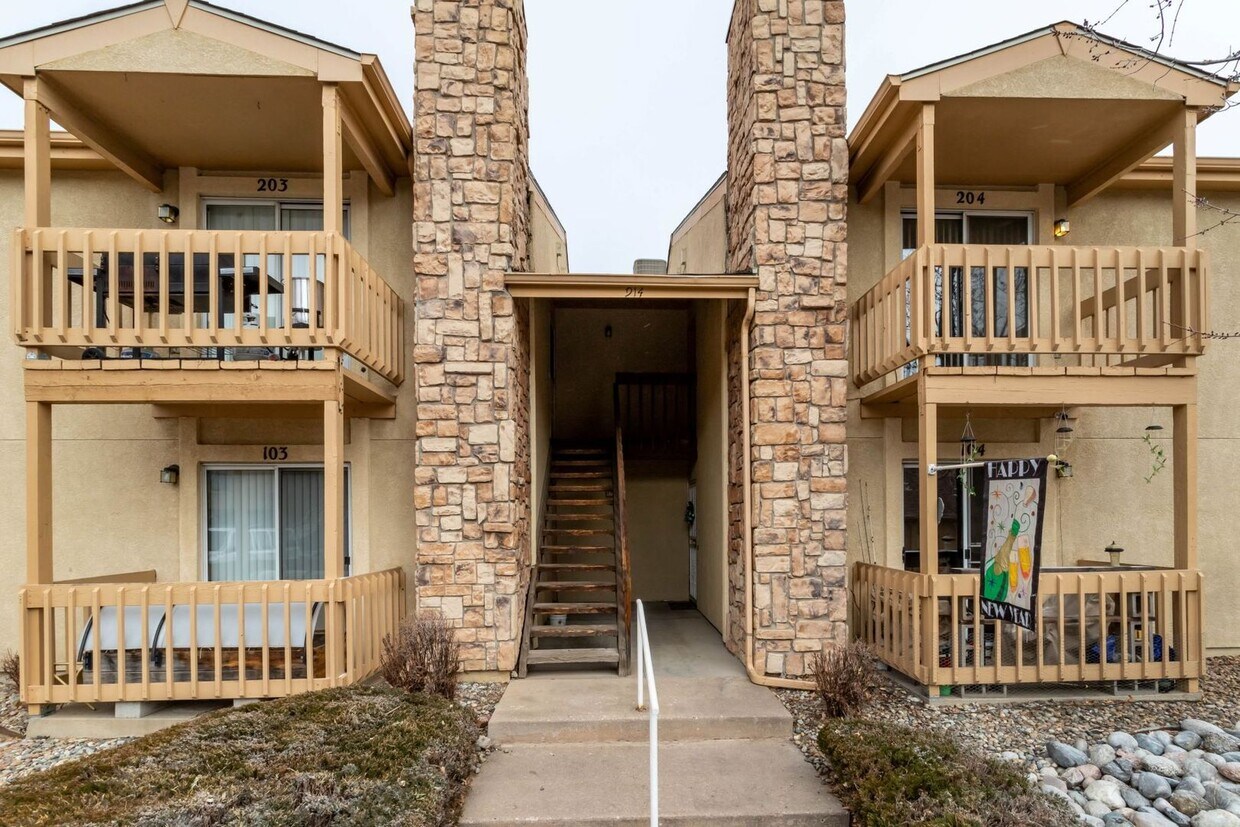 Primary Photo - Cozy 2-Bed Condo with Fireplace, Garage & ...