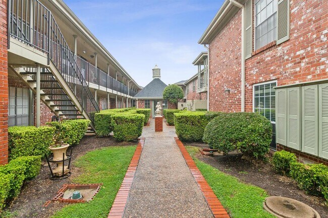 Foto del edificio - 7920 Rockwood Ln