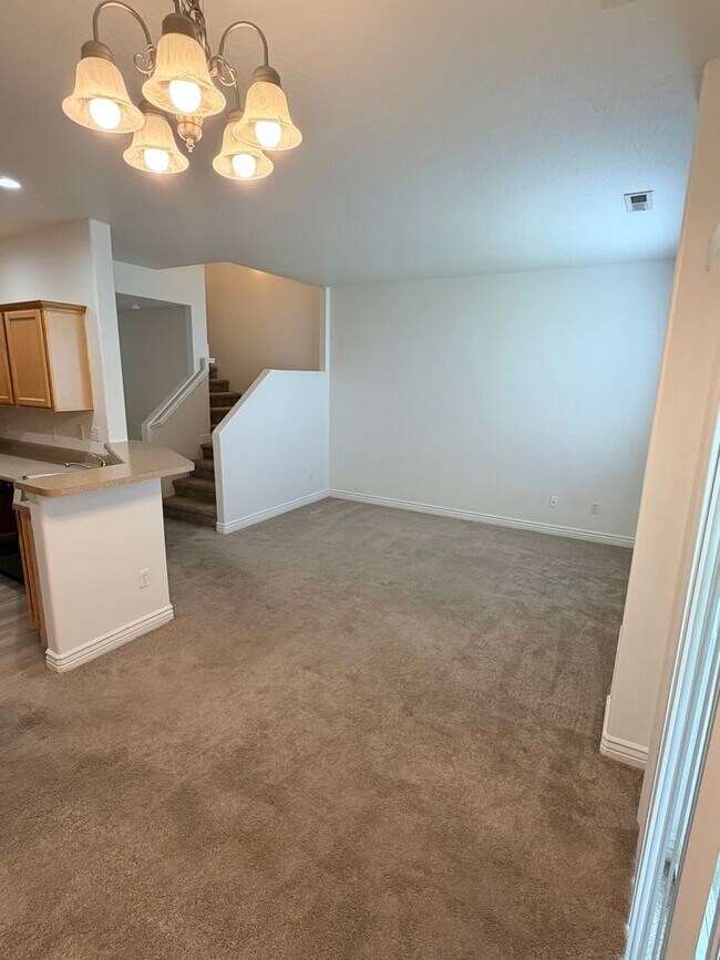 Foto del edificio - PAY NOTHING UNTIL AUGUST 1ST- 3 Bed, 2.5 Bath Townhome in Pleasant Grove