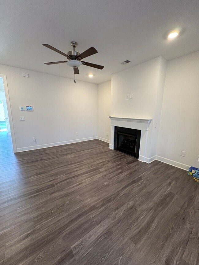 Building Photo - 3 Bedroom 2.5 Bath Townhome is the Madison Park area!!!