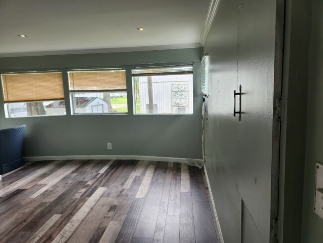 Foto del edificio - 1579 Duchamp Rd