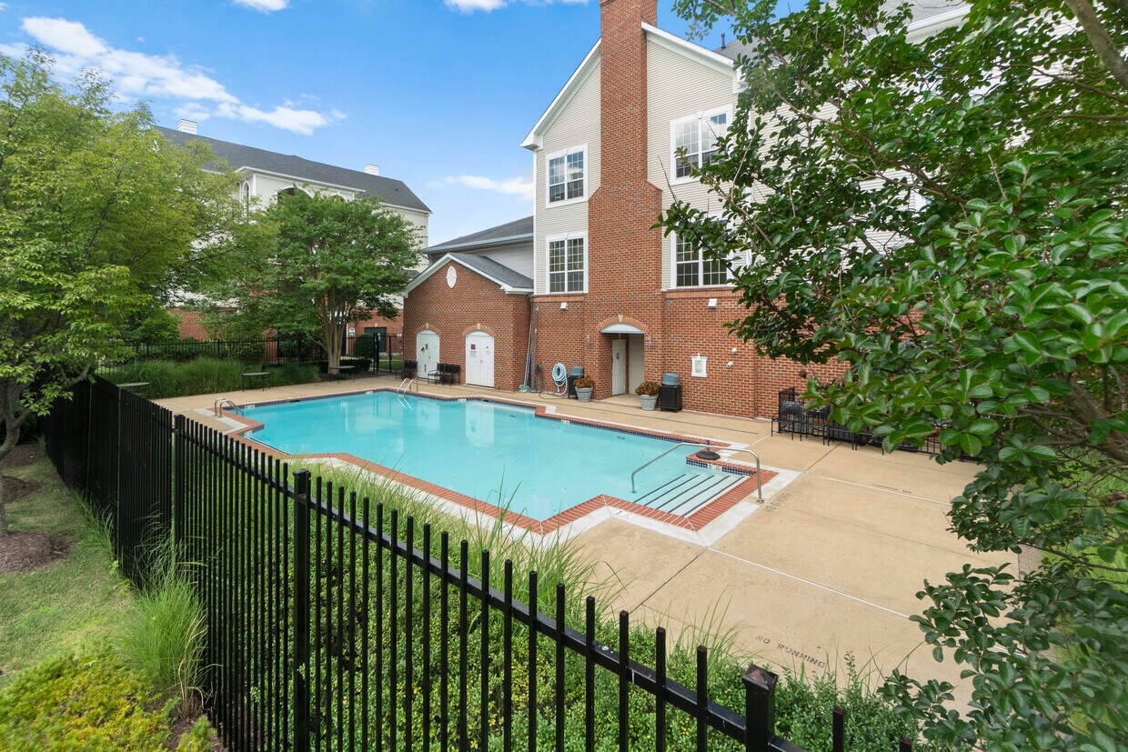 Primary Photo - 4860 Eisenhower Ave