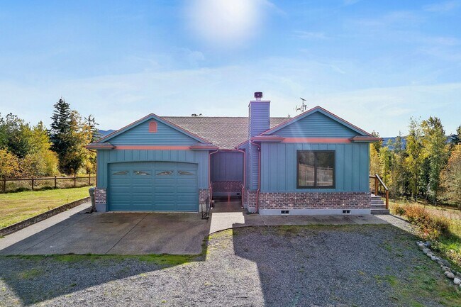 Foto del edificio - Yelm Country Living | 3 Bed, 3 Bath Home on 2.5 Acres | Solar Panels!