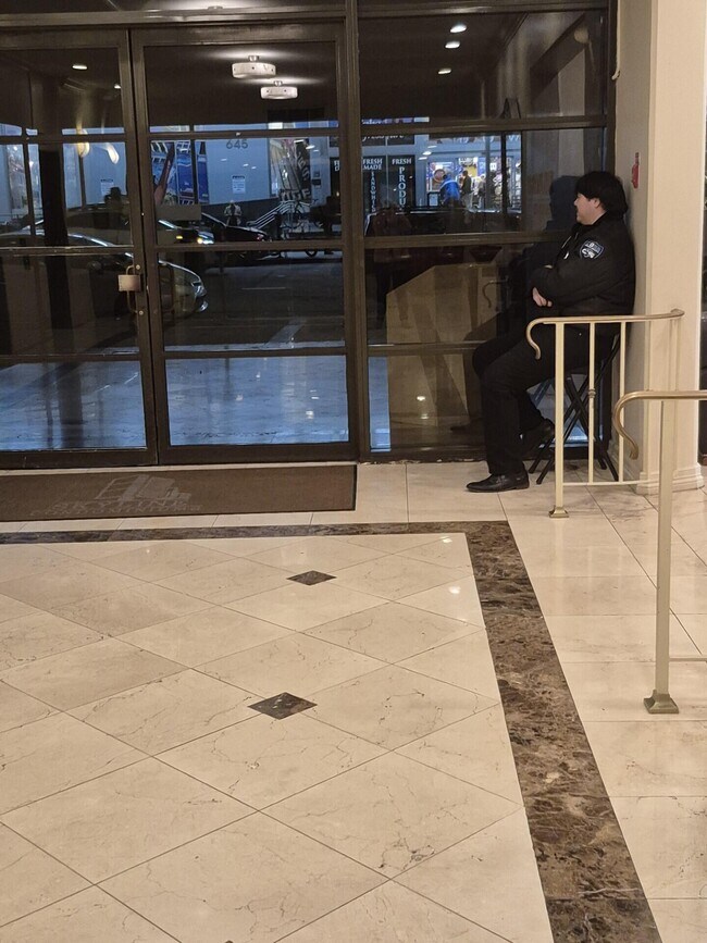 Foto del edificio - 600 W 9th St