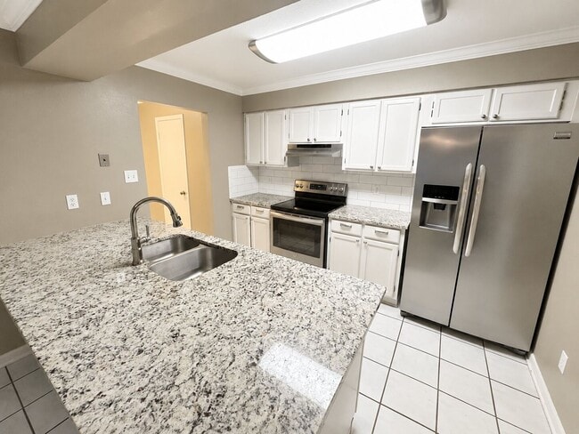 Building Photo - Shreveport Townhome!