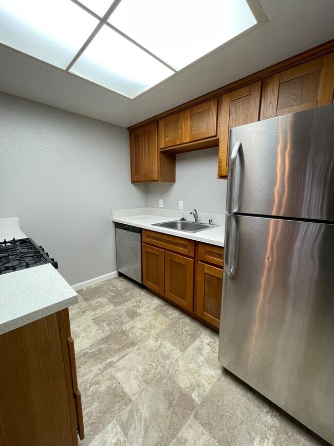 Building Photo - Duplex Unit w/ Attached Garage, Wood Laminate Flooring