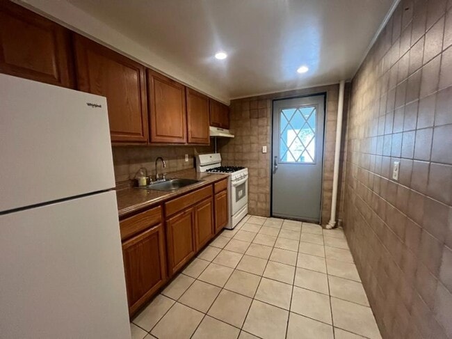 Foto del edificio - 2 bedroom in SUNNYSIDE NY 11104