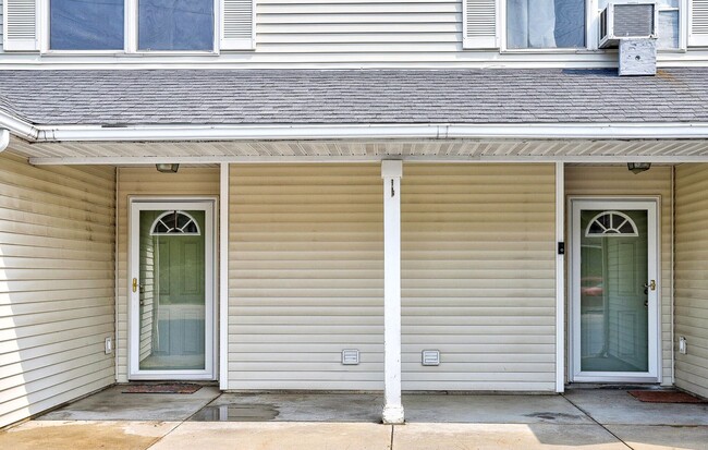 Building Photo - 3 Bedroom North Side Duplex