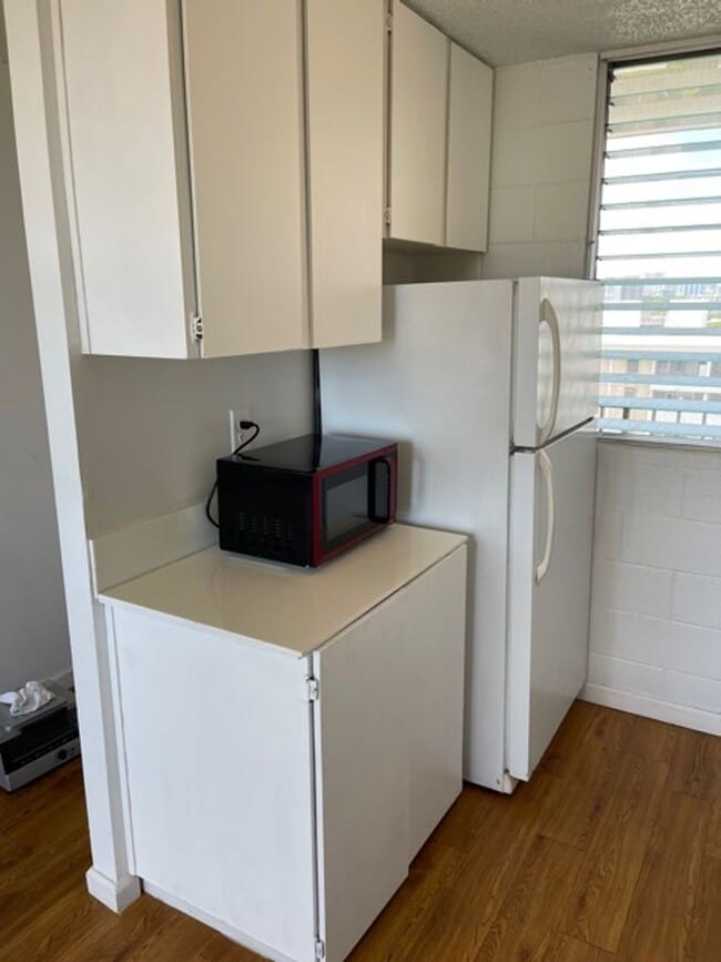 Building Photo - Studio w/ parking -Close to UH! Views of Diamond Head- Electricity Included