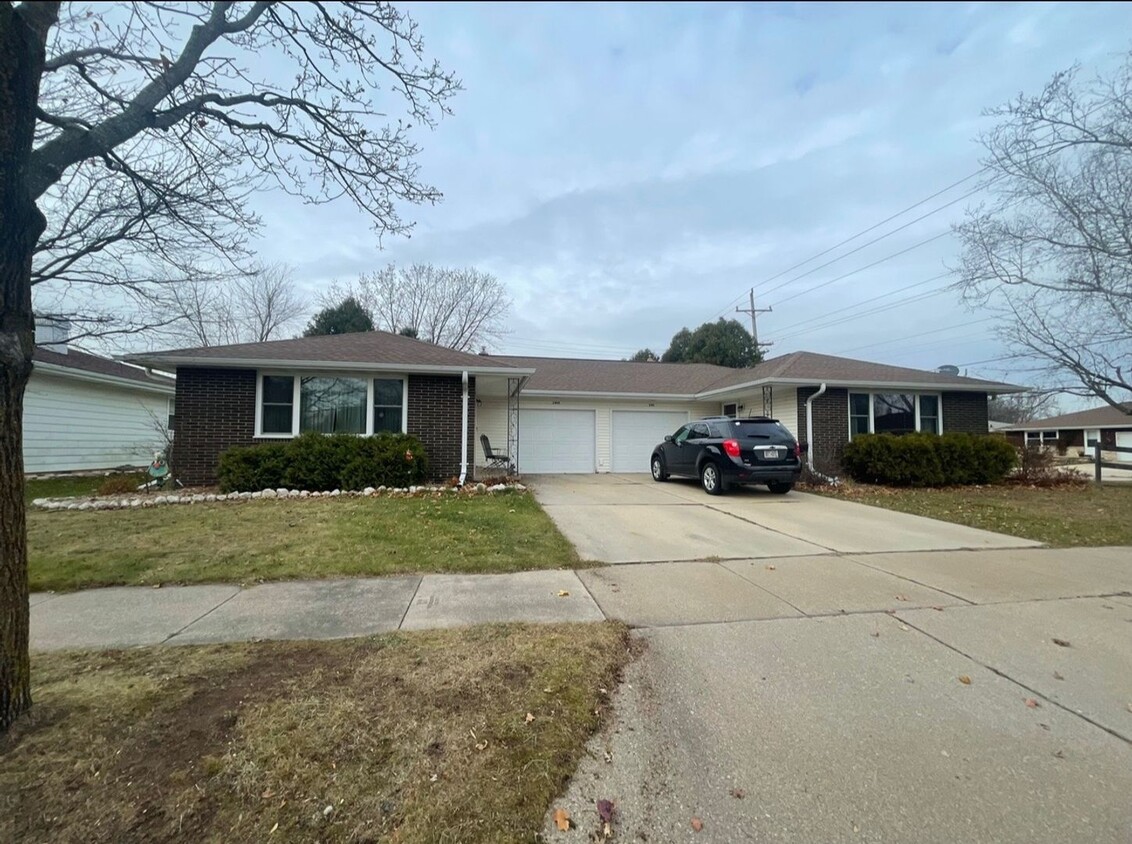 Foto principal - 2 bed, 2 bath, duplex across from park. Ap...