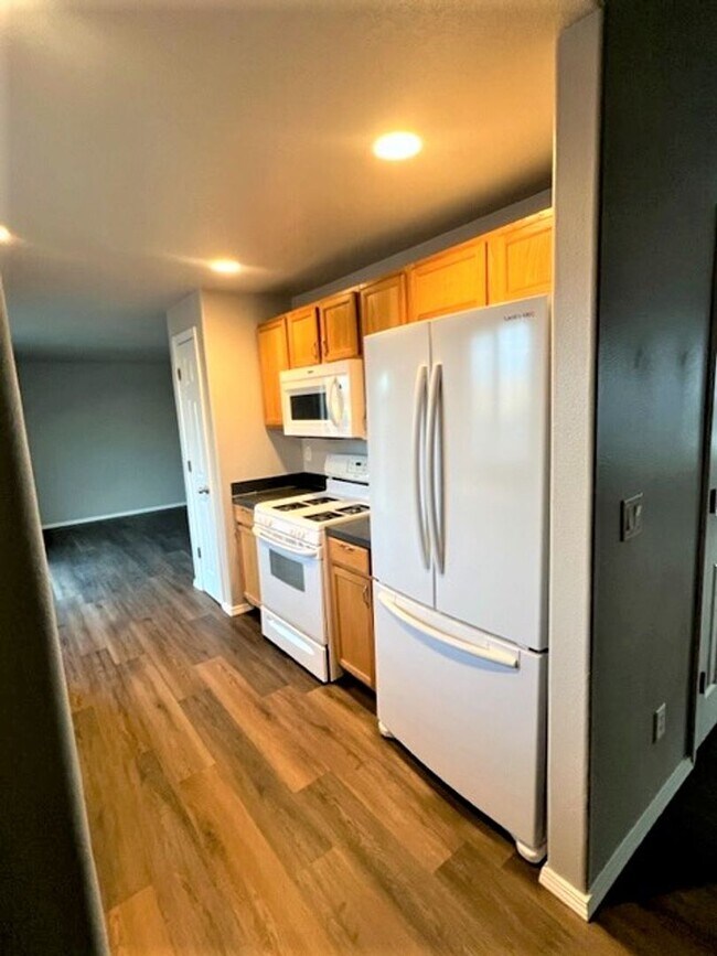 Building Photo - 4 bedroom 2.5 Bath NE Salem OR
