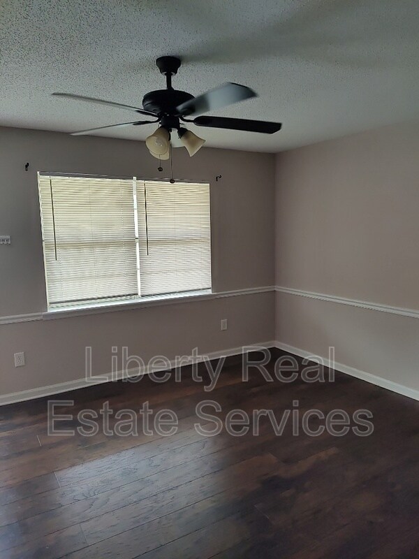 Building Photo - 734 Robin Hood Dr
