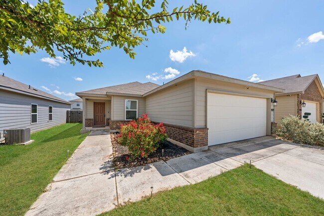 Foto del edificio - Spacious 3-Bed Home with Pool Access, Trails, and Fenced Yard in Converse