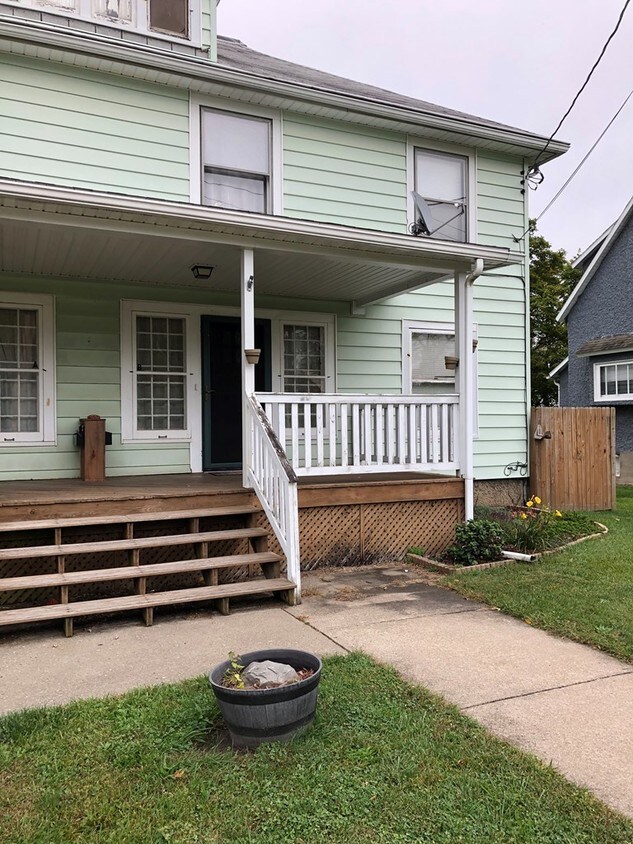 Building Photo - 106 Oakwood Ave