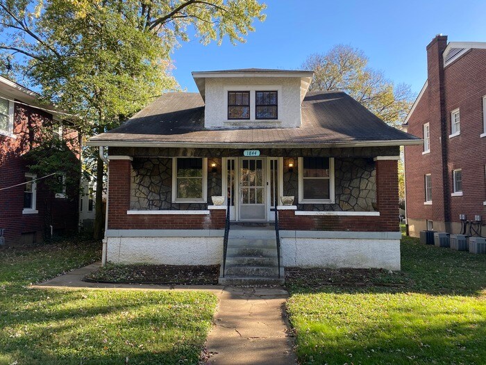 Primary Photo - 3 bedroom house off of Bardstown Rd
