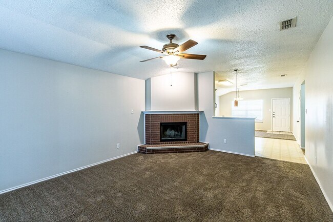 Building Photo - First Full Month's rent Free!/Quick Commut...