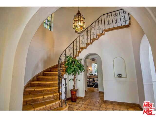 Building Photo - 1500 S Crest Dr