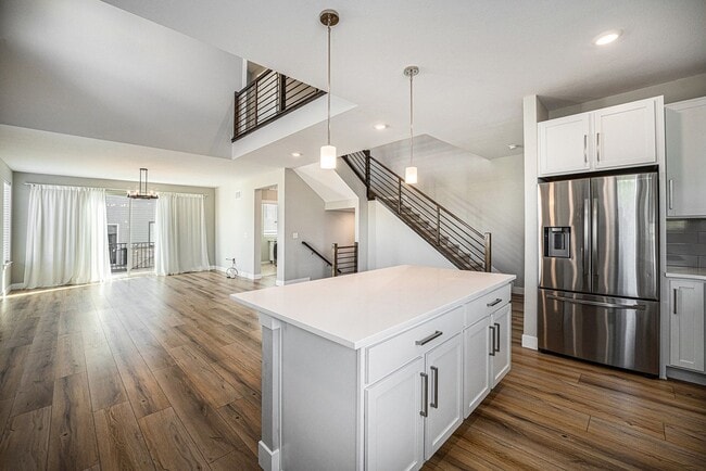 Foto del edificio - Modern 3-Story End Unit with Designer Fini...