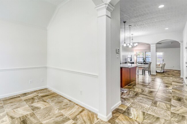 Foto del edificio - 6015 Wildbriar Ln