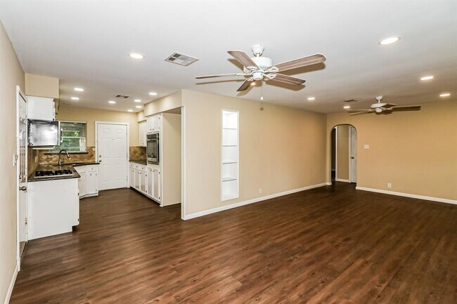 Foto del edificio - 6910 Cole Creek Dr