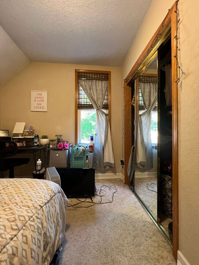 Foto del edificio - Spacious 5 Bedroom, 2 Bathroom Home for Re...