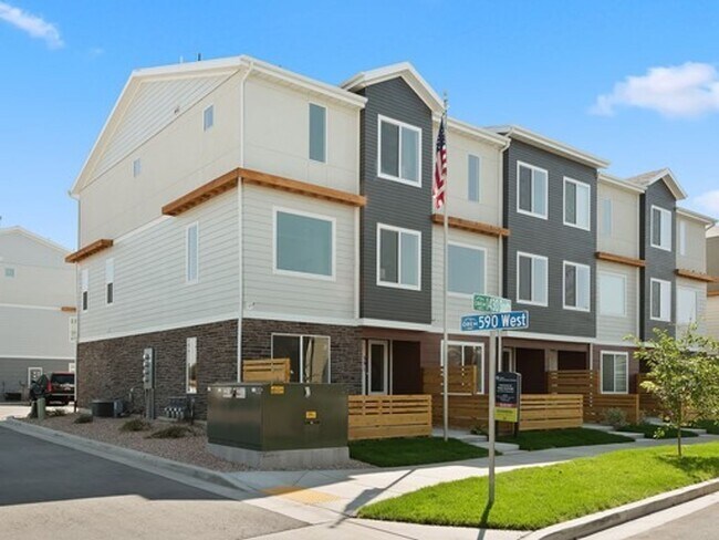 Foto del edificio - LUXURY TOWNHOME IN OREM!!!