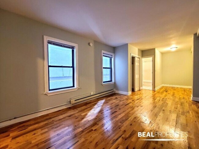 Foto del edificio - 0 bedroom in CHICAGO IL 60610