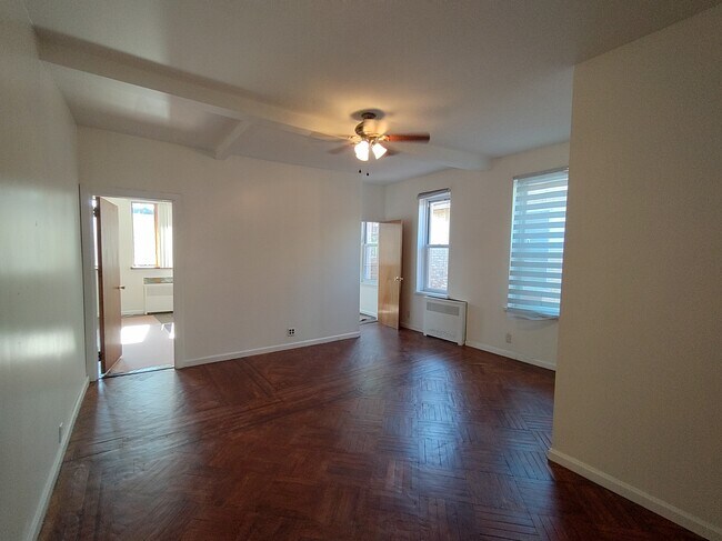 Foto del edificio - 2131 E 8th St