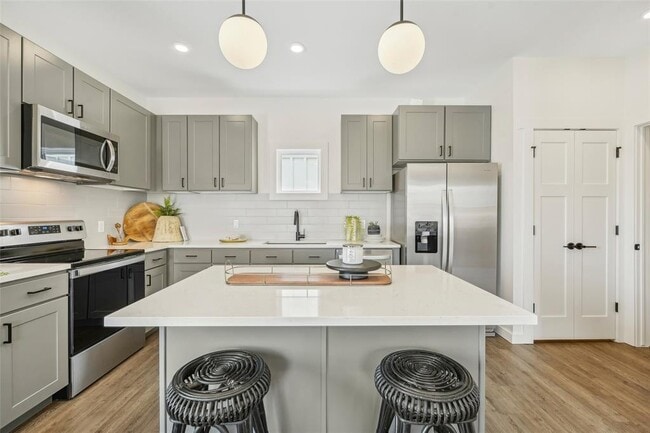 Foto del edificio - 6300 W Memorial Rd