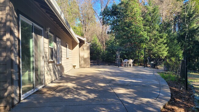 Foto del edificio - 18449 Shasta Dam Way