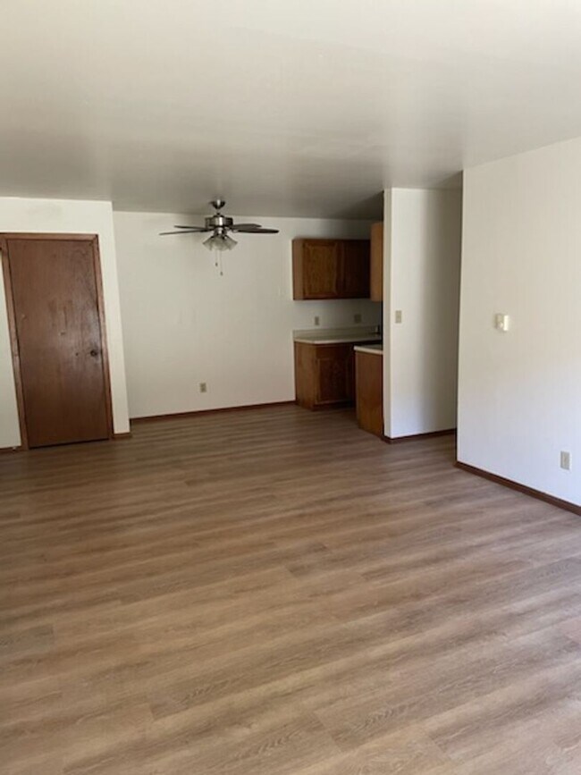 Foto del edificio - Neat and Updated 2- Bedroom Apartment
