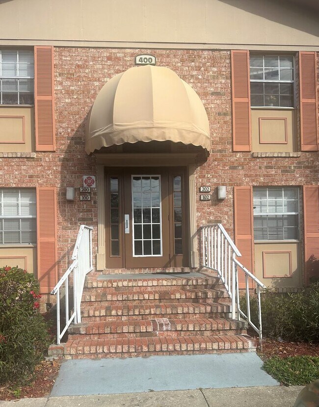 Building Photo - 400 Banyon Tree Cir