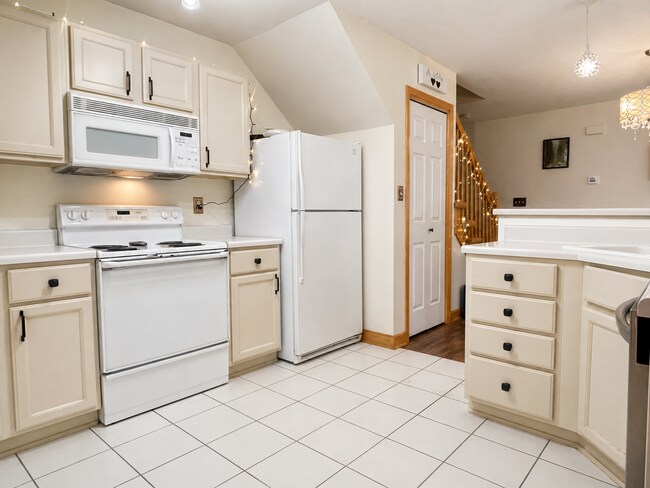 Building Photo - 811 Burr Oaks Dr