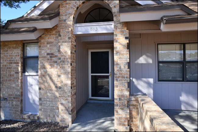 Building Photo - 813 Knorr Pl