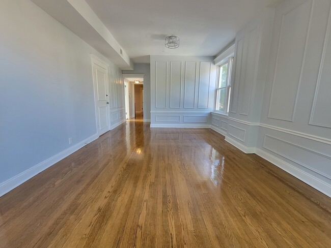 Building Photo - 4552 N Claremont Ave