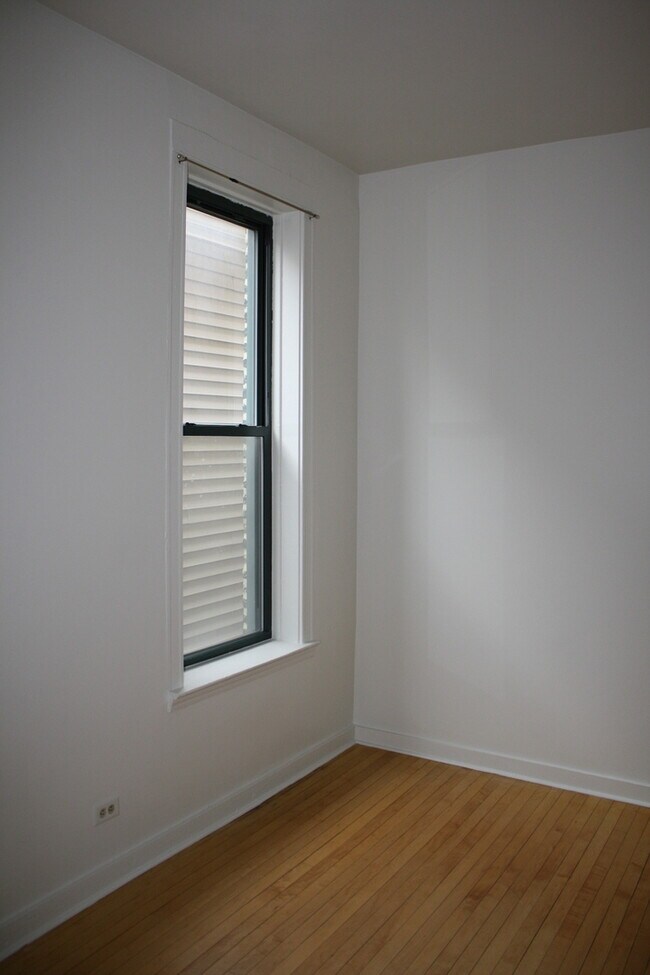 Foto del edificio - 2457 N Drake Ave