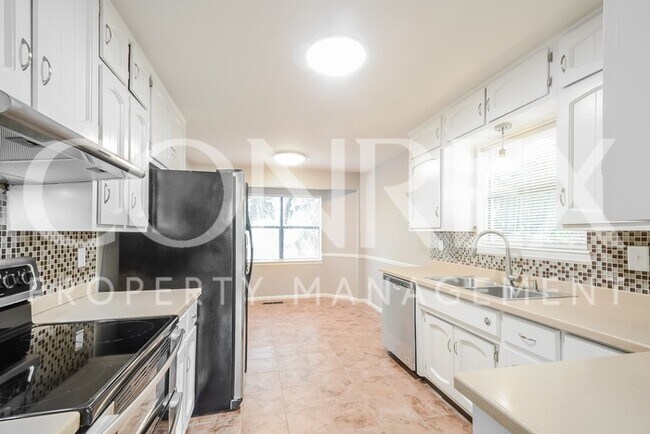 Foto del edificio - Beautiful 3 Bedroom with Backyard Patio --...