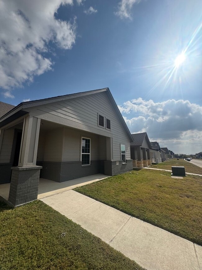 Building Photo - 3/2/2 with NEW FLOORING + MUDROOM