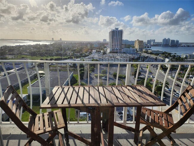 Foto del edificio - 7601 E Treasure Dr