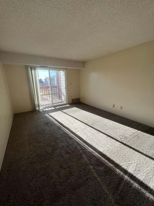 Living room - Oak View Apartments