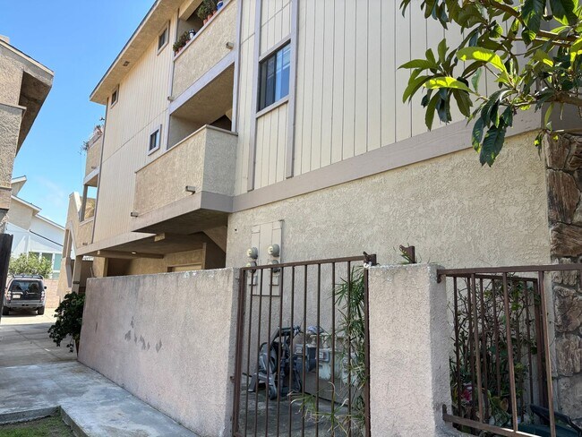 Foto del edificio - 4502 Warner Ave