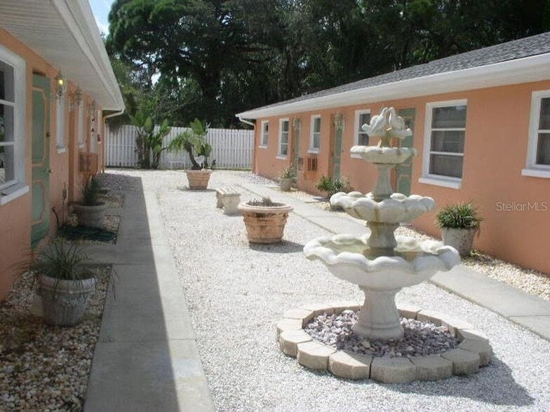 Primary Photo - 214 Colonia Ln E