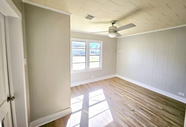 Building Photo - 215 N Landry Dr