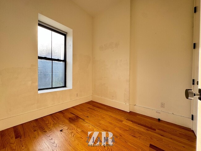 Building Photo - 1520 St Johns Pl