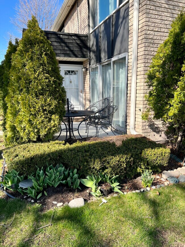 8691 Kennedy Cir N Unit 1, Warren, MI 48093 Condo for Rent in Warren